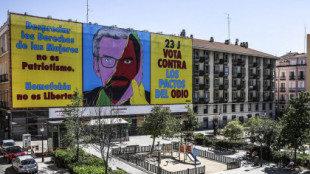 Una lona en Chueca llama a votar contra “los pactos del odio” de PP y Vox con la imagen de Abascal como la cara oculta de Feijóo