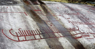 Los misteriosos grabados rupestres de Tanum en Suecia, que representan grandes barcos de la Edad del Bronce