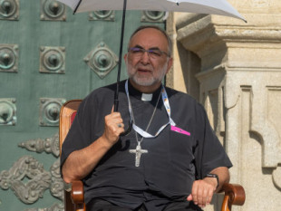 El arzobispo de Oviedo irrumpe en la campaña para atacar al Gobierno y defender a Vox