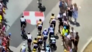 El móvil de un aficionado provoca una caída múltiple en el pelotón durante el Tour de Francia