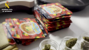 Marihuana 'camuflada' entre chuches en estancos o panaderías de 24 municipios de Granada