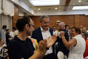 Zapatero, del vacío a la aclamación de sus compañeros de partido 23 años después