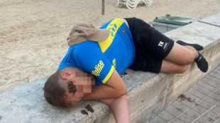 Un turista defeca sobre la cara de un hombre dormido en la Playa de Palma