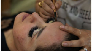 "Eran más que lugares para maquillarnos, nos daban energía y esperanza": la última visita de 3 mujeres afganas a un salón de belleza tras el cierre ordenado por el Talibán