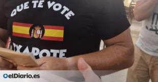 Obligan a un hombre en Molina de Segura a darse la vuelta a la camiseta con el lema 'Que te vote Txapote' para votar