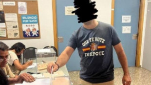 Un hombre vota con la camiseta de 'Que te vote Txapote' en Torrent