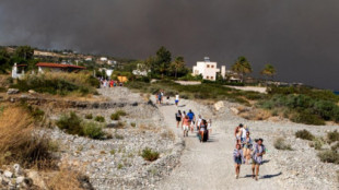 Turistas huyen del incendio de Rodas en la mayor evacuación de la historia de Grecia
