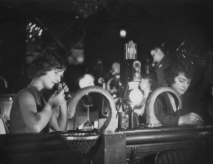 La gente en los clubes nocturnos de Berlín de la década de 1920 coqueteaba a través de tubos neumáticos [ENG]