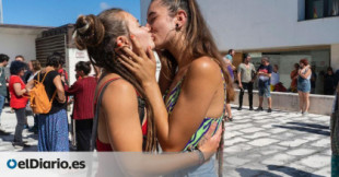 'Quedada de besos' multitudinaria en Bezana en protesta por la censura del PP y Vox a 'Lightyear'