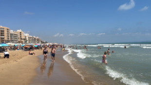 Cientos de personas se bañan en la playa de Guardamar pese a duplicar los valores permitidos por contaminación fecal