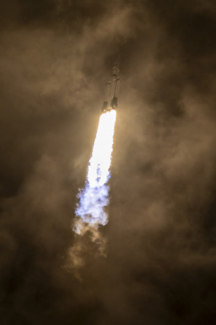 El Falcon Heavy lanza el satélite de comunicaciones geoestacionario más pesado