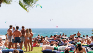 No cabe nadie más en Tarifa: la subdelegación del Gobierno recomienda no ir a sus playas por saturación