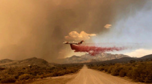 Vientos erráticos complican combatir dos enormes incendios en California