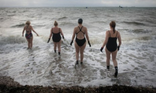 Los bañistas evitan el agua por temor a la presencia de aguas residuales en las playas del Reino Unido [ENG]
