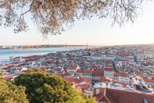 Portugal frena los pisos turísticos a golpe de ley. Es un aviso a países como España que tienen el mismo problema