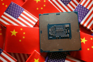 La estrategia china en la guerra de los chips de inundar el mercado tradicional activa las alarmas en EE UU y la UE