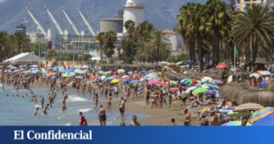 Detenido por fotografiar a unas jóvenes en la playa que se bañaban en ropa interior y 'topless'