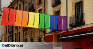 Un bar de Valladolid volverá a colocar la guirnalda LGTBI que la Policía le instó a retirar