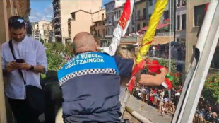 El jefe de la Policía Municipal de Estella saca a la fuerza a la edil de Bildu por mostrar una ikurriña en el balcón
