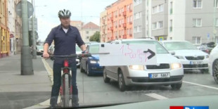 Un ciclista utiliza un cartel para demostrar que no se respeta la distancia de seguridad y termina así