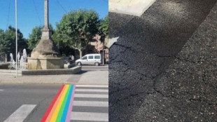 El PP tapa con asfalto negro las banderas LGTBI que había en las calles de El Escorial (Madrid)