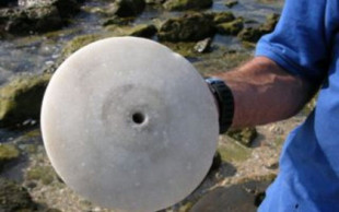 Buzo encuentra disco de 2.500 años usado por antiguos marineros para protegerse del 'mal de ojo'(ENG)