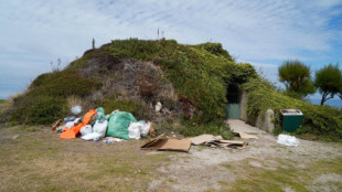 El monte de San Pedro de A Coruña, lleno de basura tras la misa católica del fin del mundo
