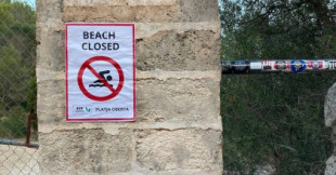 Cuelgan carteles en calas de Mallorca que prohíben el baño en inglés pero en catalán señalan que no hay ningún peligro