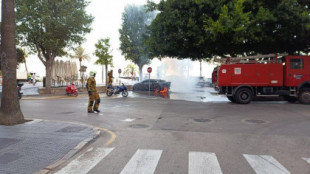Los bomberos metieron un coche eléctrico incendiado en s'Arenal en un contenedor lleno de agua