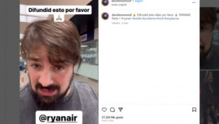 Ryanair desaloja a unos pasajeros en Barcelona “por pedir el ticket de una maleta”