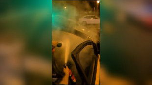 Un grupo de taxistas rocía con un extintor a otro taxista que quería estafar a unos turistas [CAT]