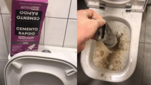 Boicotean los baños de los Burger King con calcetines de cemento rápido: "Nos mandan a los trabajadores a limpiarlo"
