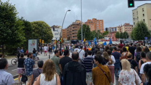 Cientos de antitaurinos protestan por «la barbarie» del retorno de los toros a Gijón