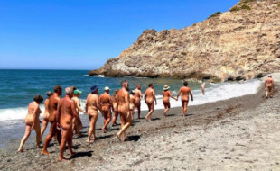 La playa de Cantarriján de La Herradura acogió la V Jornada Encuentro Nudista