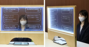 Una estación de Tokio instala una pantalla que ofrece traducción simultánea cara a cara [ENG]