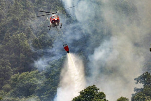 Apedrean uno de los helicópteros que luchan contra el incendio de Tenerife