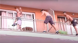 Calvià multa con 36.000 euros cada uno a cinco turistas por hacer balconing en el hotel