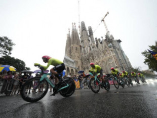 Detenidas 4 personas que planeaban boicotear el paso de La Vuelta por Cataluña tirando 200 litros de aceite sobre la calzada
