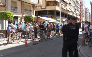 Ciclistas en Elche protestan ante el desmantelamiento del carril bici en José María Buck