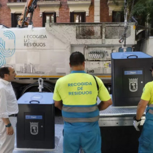 Almeida instala contenedores de lujo en los distritos ricos de Madrid mientras los barrios obreros se llenan de basura