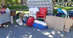 Las 13 familias desahuciadas de sus casas y ahora denunciadas por dormir en la calle: “Nos quitan las tiendas y dormimos en el suelo”