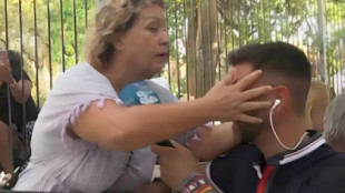 Una defensora de Rubiales intenta besar y tocar las partes íntimas a un reportero de Telecinco