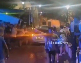 VÍDEO: Estrella su coche contra el escenario de las fiestas de un pueblo de Alicante porque no le gustaba la música