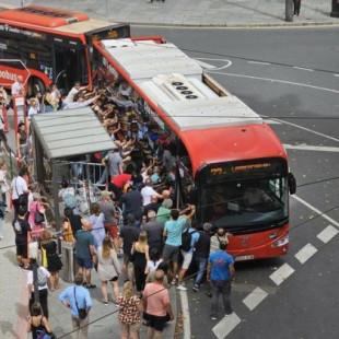 Decenas de personas mueven un autobús en Bilbao tras quedar un hombre atrapado debajo