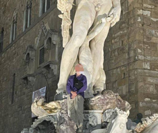 Un turista provoca daños en la estatua de Neptuno de Florencia tras subirse para hacerse un selfie