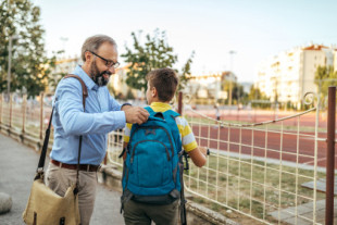 Un hombre vuelve a experimentar la alegría de ser padre al dejar a su hijo en el colegio