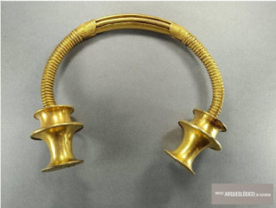 Un operario municipal encuentra en Asturias dos collares de oro de hace 2.500 años