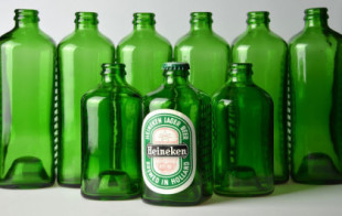 En 1964, Alfred Heineken creó una botella que también podría usarse como un ladrillo para casas en países pobres [ENG
