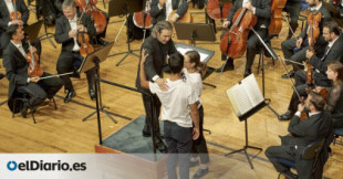 Dos activistas interrumpen un concierto y el director de orquesta los defiende: "Si no les dejáis terminar, me bajo del escenario"