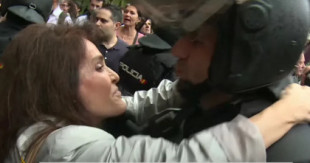 Un policía procesado por el 1-O denuncia a una mujer por darle un beso “a lo Rubiales” durante los altercados